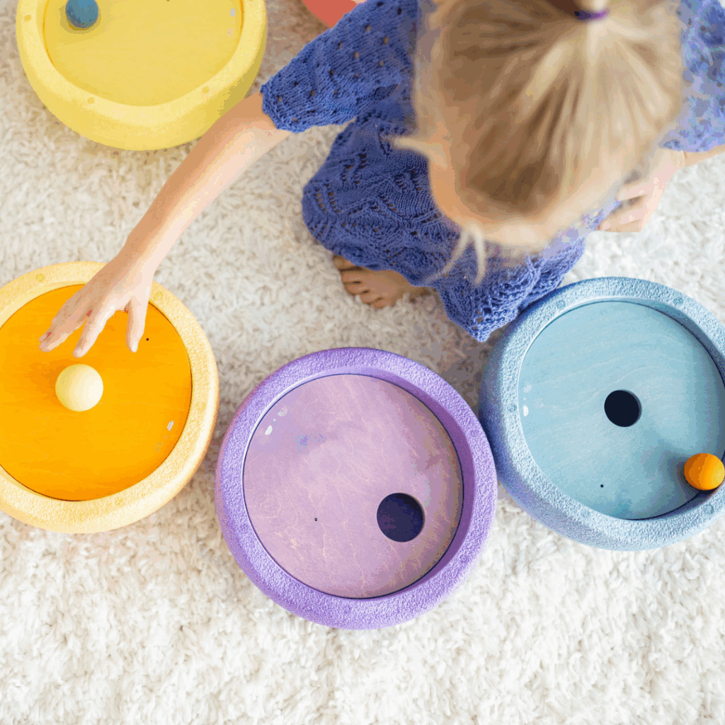 Discos Rodantes de Grimm’s con bolas sensoriales, juego de madera para equilibrio, creatividad y exploración sensorial.