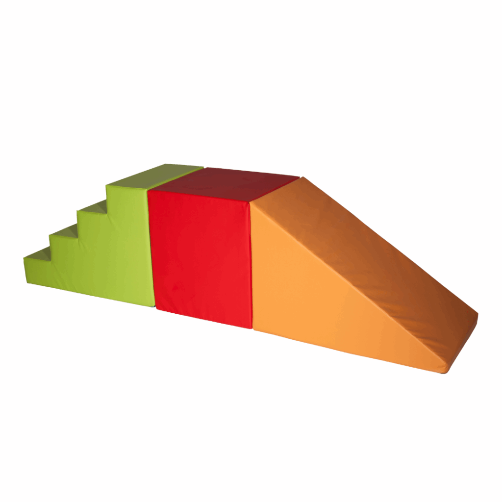 Circuito de psicomotricidad para niños de 6 a 11 años. Escalera, rampa y cubo que desarrollan equilibrio, fuerza y coordinación en un entorno seguro.