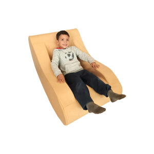 Niño sentado en sillón balancín sensorial infantil