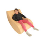 Niña sentado en sillón balancín sensorial infantil